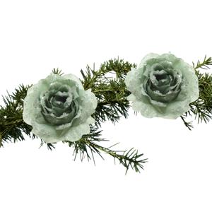 Decoratie roos - 2x - op clip - salie groen - 14 cm - kunststof - kerstbloemen - kerstboomversiering