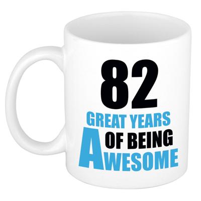 Verjaardag 82 jaar Koffiemok Cadeau - Great years of being awesome - wit/blauw