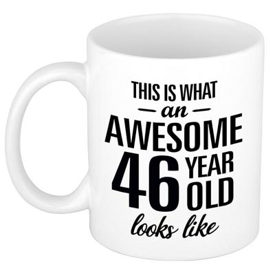 This is what an awesome 46 year old looks like - cadeau koffiemok - 300 ml - verjaardag 46 jaar