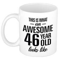 This is what an awesome 46 year old looks like - cadeau koffiemok - 300 ml - verjaardag 46 jaar