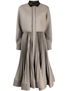 sacai robe-chemise mi-longue à design plissé - Marron