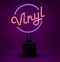 Neon 'Vinyl' Sign (Op Betonnen Basis) - Paars Neon 'Vinyl' Sign (Op Betonnen Basis) - Paars