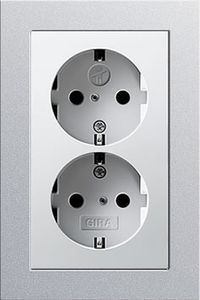 Dubbel stopcontact wit glanzend Gira Nieuw aluminium afdekraam E2