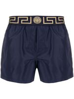 Versace short de bain à détail Greca - Bleu