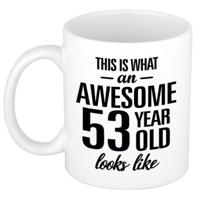 This is what an awesome 53 year old looks like - cadeau koffiemok - 300 ml - verjaardag 53 jaar