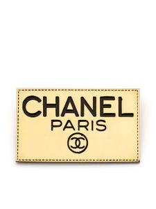 CHANEL Pre-Owned broche à logo gravé (années 1990) - Or