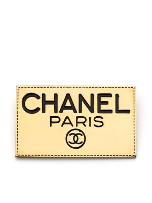 CHANEL Pre-Owned broche à logo gravé (années 1990) - Or