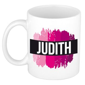 Naam cadeau mok / beker Judith met roze verfstrepen 300 ml