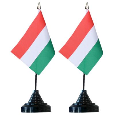 Vlag Hongarije tafelvlaggetjes - 2x stuks - 10 x 15 cm vlag - met zwarte standaard - versiering