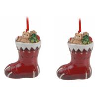 Kersthanger kerstsok met beer - 4x - rood - 8 cm - keramiek - kerstornament - kerstboomversiering