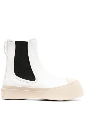 Marni bottes chelsea en cuir verni - Blanc