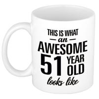 This is what an awesome 51 year old looks like - cadeau koffiemok - 300 ml - verjaardag 51 jaar