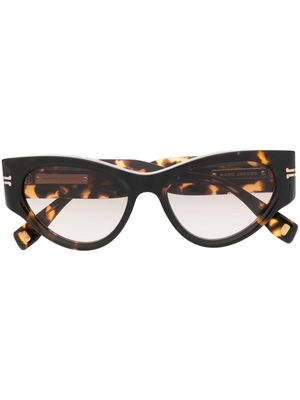 Marc Jacobs Eyewear lunettes de soleil teintées à monture papillon - Marron