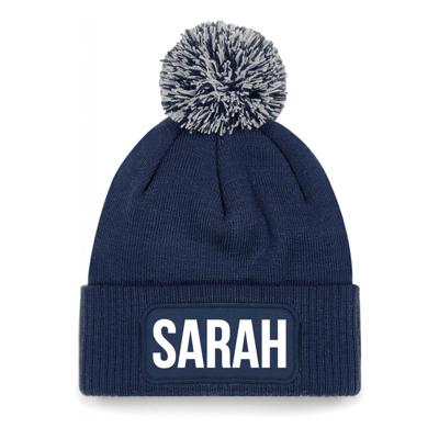 Bellatio Decorations Sarah tekst wintermuts - met pompon - unisex - one size - Navy - 50 jaar Bellatio Decorations Sarah tekst wintermuts - met pompon - unisex - one size - Navy - 50 jaar