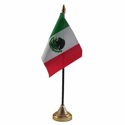 Vlag Mexico tafelvlaggetje - 10 x 15 cm - met gouden standaard - Hoogte 27 cm Vlag Mexico tafelvlaggetje - 10 x 15 cm - met gouden standaard - Hoogte 27 cm
