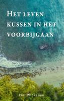 Het leven kussen in het voorbijgaan (Paperback)