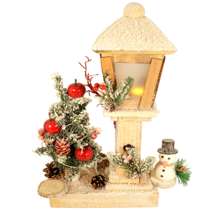 Houten kerst lantaarn met kerstboom en verlichting