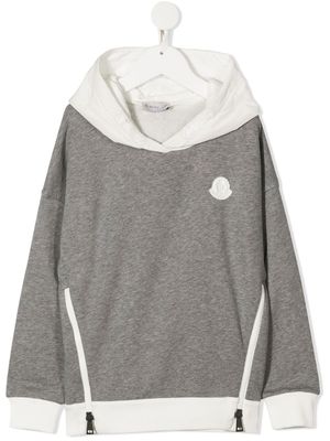 Moncler Enfant sweat à capuche à logo brodé - Gris