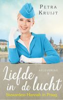 Stewardess Hannah in Praag - thumbnail