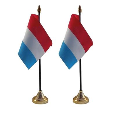Nederland tafelvlaggetjes - 2x stuks - 10 x 15 cm - met gouden standaard - H27 cm - versiering Nederland tafelvlaggetjes - 2x stuks - 10 x 15 cm - met gouden standaard - H27 cm - versiering