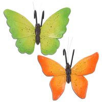 Tuindecoratie bloempothanger vlinder - set 2x - groen/oranje - kunststeen - 13 x 10 cm - Tuinbeelden - thumbnail