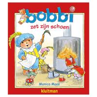 Bobbi zet zijn schoen