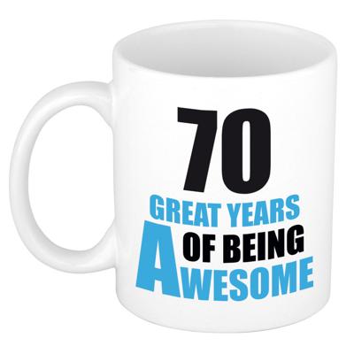Verjaardag 70 jaar Koffiemok Cadeau - Great years of being awesome - wit/blauw