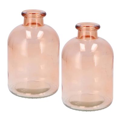 Bloemenvaas fles model - 2x - helder gekleurd glas - perzik roze - D11 x H17 cm