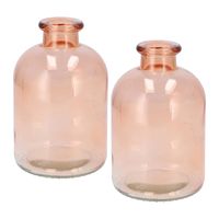 Bloemenvaas fles model - 2x - helder gekleurd glas - perzik roze - D11 x H17 cm