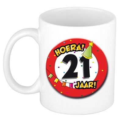 Hoera 21 jaar mok/beker verkeersbord - keramiek - 300 ml Hoera 21 jaar mok/beker verkeersbord - keramiek - 300 ml