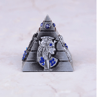 Egyptische Farao Pyramide met Ingelegde Blauwe Zirkoon Stenen - Home & Living - Spiritueelboek.nl