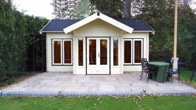 Lugarde Blokhut B22 600x350 cm - 44 mm- Zadeldak- Onbehandeld vurenhout- Lugarde