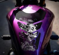 Geschilderde skelet dame motor sticker