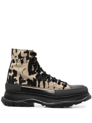 Alexander McQueen bottines à imprimé graphique all-over - Marron