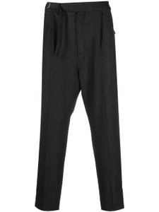 White Mountaineering pantalon court à coupe fuselée - Gris