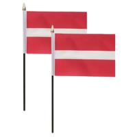 Letland - 2x - mini vlaggetje van 10 x 15 cm op stokje - Landen vlag - H27 cm