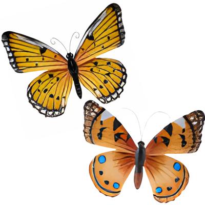 Wanddecoratie vlinders - 2x stuks - geel en oranje - 34 x 28 cm - metaal - muurdecoratie tuin