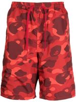 A BATHING APE® short de bain à motif camouflage - Rouge - thumbnail