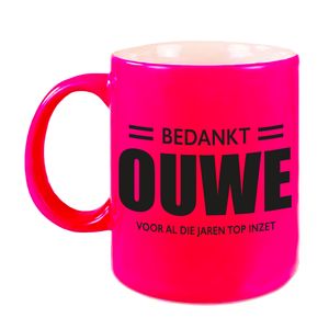 Bedankt ouwe voor de top inzet pensioen mok / beker neon roze afscheidscadeau 330 ml