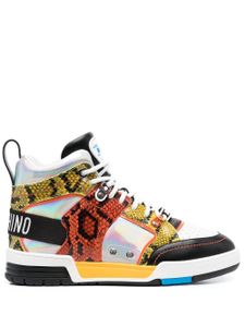 Moschino baskets montantes à effet peau de serpent - Blanc
