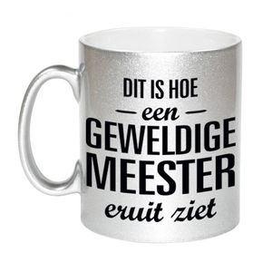 Geweldige meester cadeau mok / beker zilverglanzend 330 ml - feest mokken