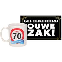 Verjaardag cadeau mok/beker 70 jaar print 300 ml + A5-size wenskaart ouwe zak - thumbnail