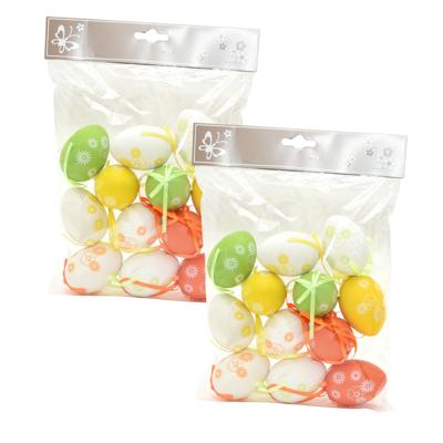 Season Deco Paaseieren - 24x stuks - Paastakken hangdecoratie - vrolijke kleurenmix - 6 cm