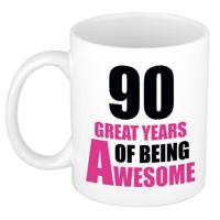Verjaardag 90 jaar Koffiemok Cadeau - Great years of being awesome - wit/roze - voor dames