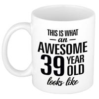 This is what an awesome 39 year old looks like - cadeau koffiemok - 300 ml - verjaardag 39 jaar
