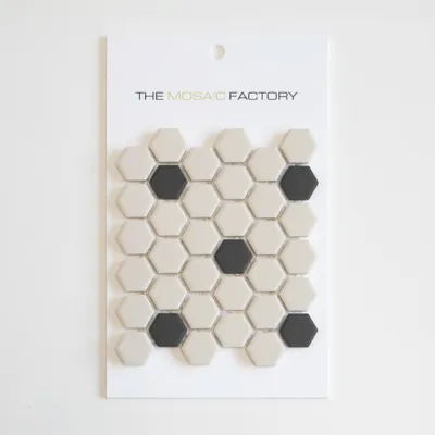 The Mosaic Factory London Mozaiek Tegel Hexagon - Wit/Zwart Porselein Ongeglazuurd, 18 black dots 260x300 mm