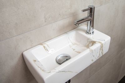 Mueller Mini Apa fonteinset rechts met wit marmeren fontein en chromen kraan Mueller Mini Apa fonteinset rechts met wit marmeren fontein en chromen kraan