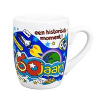 Koffiemok/theebeker Hoera 60 jaar - 300 ml - 60e verjaardag - feestartikelen / leeftijd cadeau