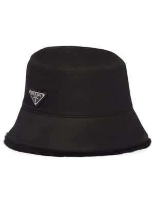 Prada bob en peau lainée à logo triangle - Noir