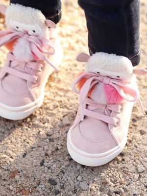 Halfhoge sneakers meisjesbaby 3 kwastjes lichtroze